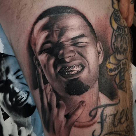 Foto: Alonzo Gonzales/Instagram Pokud jde o Paul Wall, rapper sloužil také jako inspirace pro tetování. Před několika týdny Mansfield, Texas, tetovací umělec Alonzo Gonzales z Black Rose Studio, vytetoval na jednoho ze svých klientů portrét nemocného Paula Walla.
