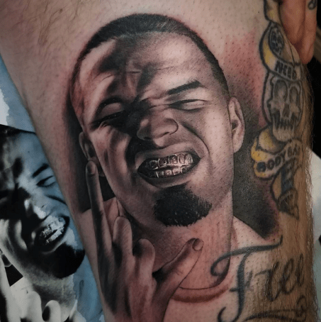 Foto: Alonzo Gonzales/InstagramWie bei Paul Wall diente der Rapper auch als Inspiration für Tattoos. Vor ein paar Wochen hat der Tätowierer Alonzo Gonzales vom Black Rose Studio in Mansfield, Texas, einem seiner Kunden ein krankes Paul Wall-Porträt tätowiert.