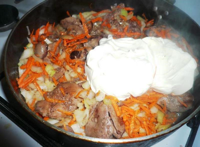 agregue verduras y crema agria