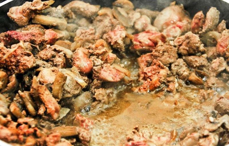 agregue champiñones y cebollas
