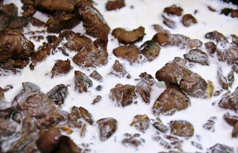 guisar el hígado con crema agria