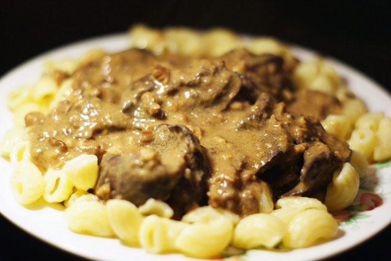 hígado en salsa de ajo y nueces