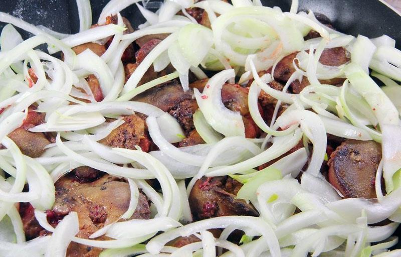 agregue la cebolla y cocine a fuego lento