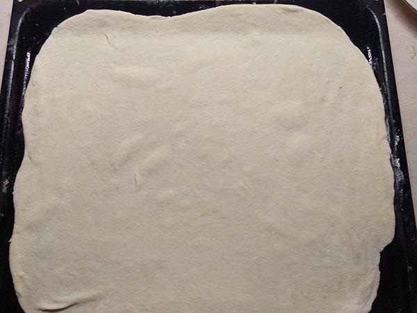 mettre la pâte sur une plaque à pâtisserie