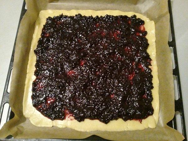 cubrir la masa con mermelada