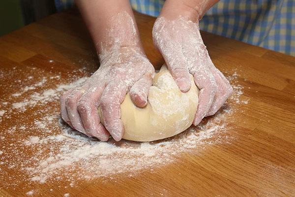 pétrir la pâte avec les mains