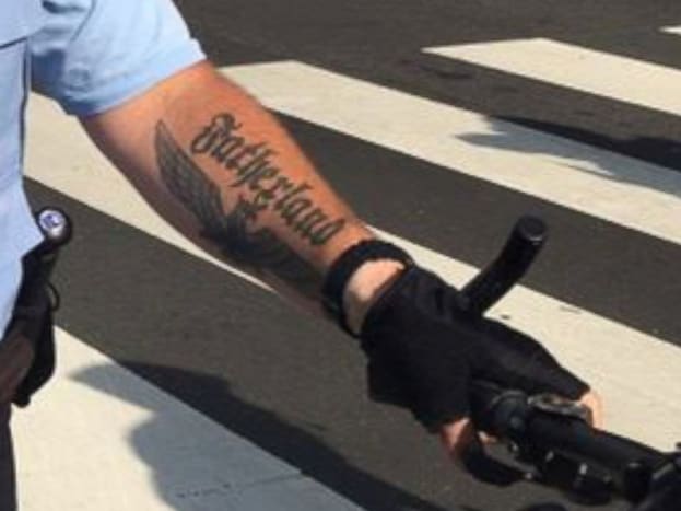 (Das Tattoo des Nazi-ähnlichen Adlers, das von Officer Lichterman während eines Protests in Philadelphia getragen wurde. Foto: Evan Parish Matthew) Das fragliche Tattoo löste Kontroversen aus, als es von einem bei den Protesten anwesenden Namen Evan Parish auf Facebook gepostet wurde Matthew. Das Tattoo zeigt einen Adler mit ausgebreiteten Flügeln, ähnlich dem berüchtigten Design, das auf dem Emblem der Nazi-Parteiadler zu sehen ist, und direkt unter dem verdächtigen Vogel das Wort