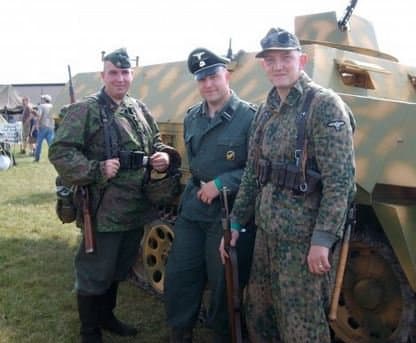 (Hans Lichterman (L) in Nazi-Uniform. Foto: Philly Anifa) Weitere Untersuchungen zu Lichterman durch Philly Anifa – ein Netzwerk von Antifaschismus-Aktivisten – ergaben, dass Lichterman tatsächlich Spaß an Nazi-Fanatismus hatte und daran teilnahm. Unter Verwendung des Flickr-Griffs „Panzerhund0311“ – ein Hinweis auf die im Zweiten Weltkrieg verwendeten Nazi-Panzerpanzer und den Marineinfanteriecode 0311 für einen Schützen – hat Lichterman Fotos online gestellt, auf denen er als Teil einer Welt in einer Nazi-Militäruniform gekleidet war Nachstellung des Zweiten Weltkriegs. Also, was denkt ihr alle? Hätte der Offizier für seine Tinte bestraft werden sollen oder nicht?