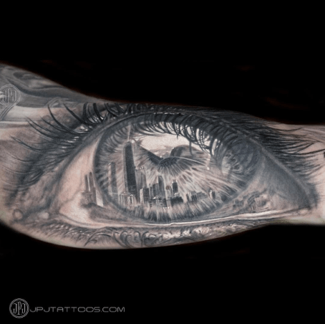 Tattoo von Jose Perez, Jr. Wenn Sie genau in dieses Auge schauen, sehen Sie die Skyline von Chicago. Krank, oder?!