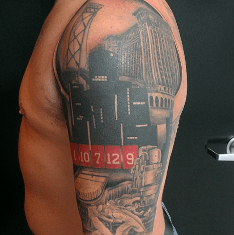 Tattoo von Jimmie Hayes.Dieses Stück vermischt die Skyline von Detroit mit der Joe Louis Arena, der Heimat der Detroit Red Wings der NHL.