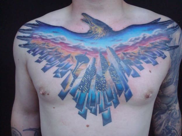 Tattoo von Victor Policheri.Dieses coole Stück zeigt die Skyline von Seattle im Körper eines Seefalken - mehr als wahrscheinlich eine Anspielung auf Seattles Fußballmannschaft.