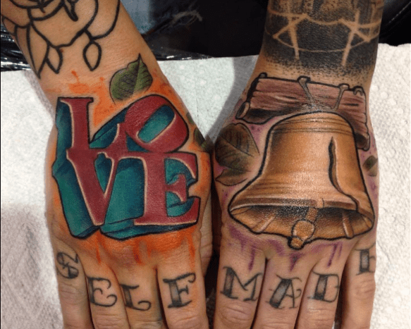 Tattoos von Allisin Riot. Diese Person huldigte Philly mit zwei Tattoos.