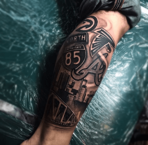 Tattoo von Danny Cruz.Dieses von Atlanta inspirierte Stück enthält die I-85-Beschilderung zusammen mit den Logos aller ATL-Sportteams.