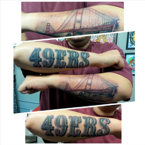 Tattoo von Jason Rios. Ein weiteres Stück, das über beide Arme verläuft und die Golden Gate Bridge von San Francisco und das 49ers-Logo enthält.