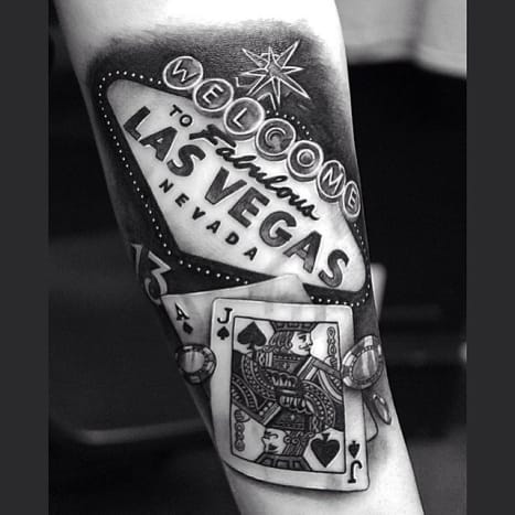 Tattoo von Aaron King. Was in Vegas passiert, bleibt in Vegas – oder Sie können es sich einfach selbst tätowieren. Wie auch immer.