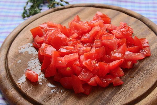 hacher finement les tomates