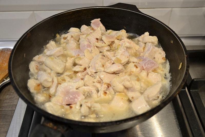 freír el pollo
