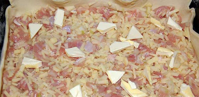 poner los ingredientes en el pastel