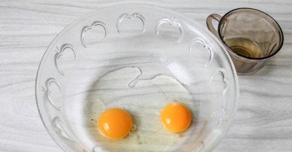 romper los huevos en un tazón