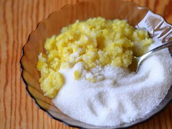 mezclar limón con azúcar
