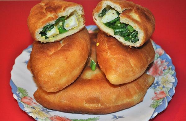 empanadas fritas con ajo silvestre y huevo
