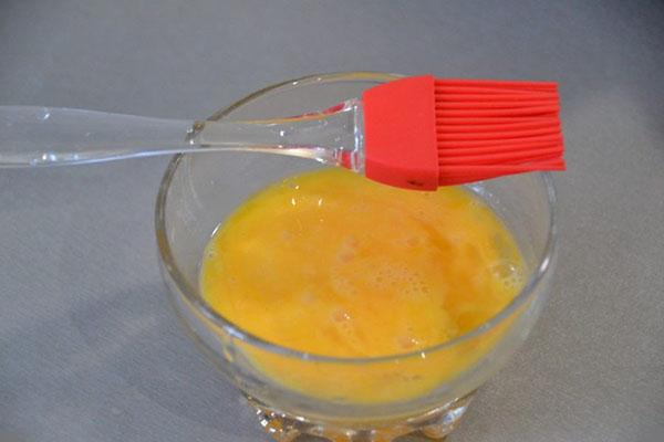 engrasar las tartas con un huevo