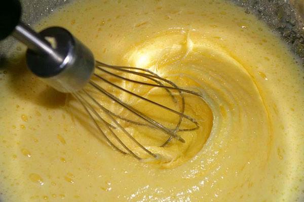 batir los huevos, la crema agria y el azúcar