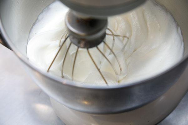 amasa la masa con una batidora