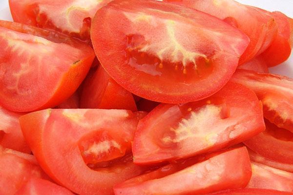 couper les tomates en morceaux