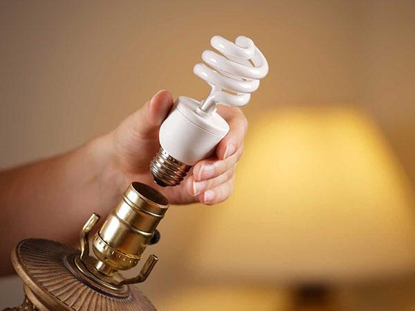 pourquoi la lampe à économie d'énergie clignote-t-elle ?