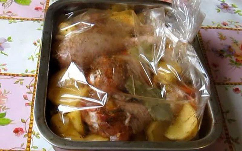 pollo con verduras en su propio jugo