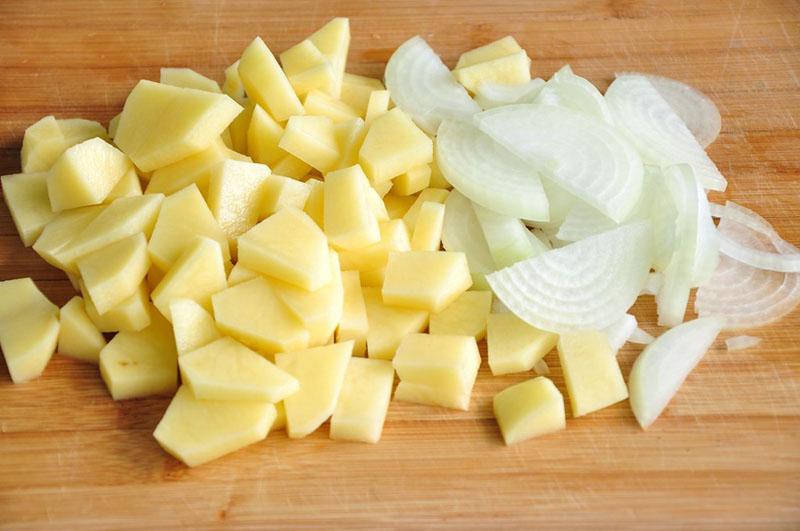 picar cebolla y patatas