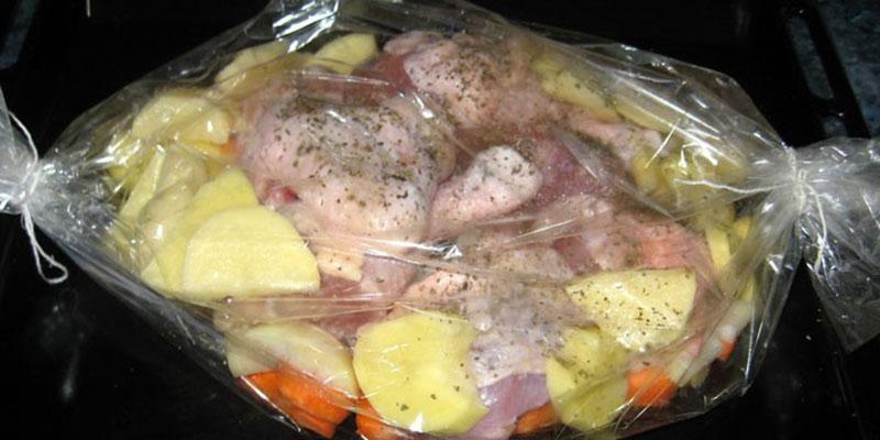 poner el pollo y las papas en la manga