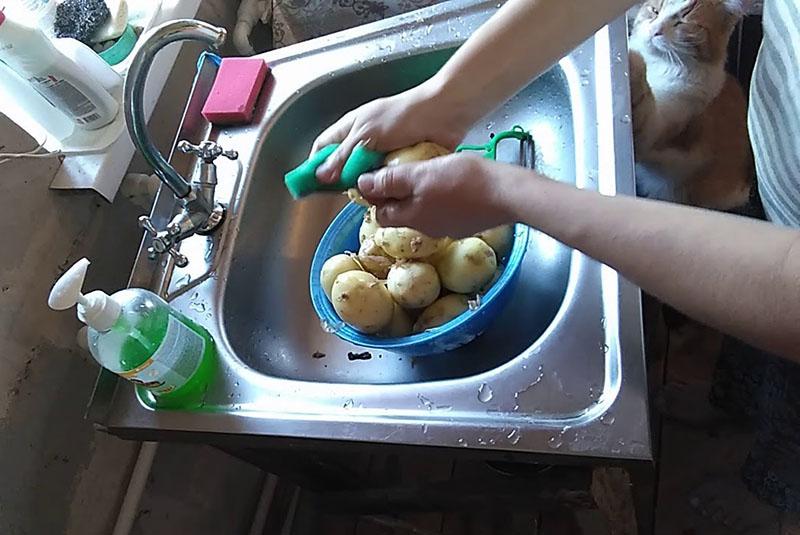 pelar y enjuagar las patatas