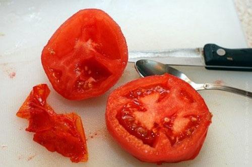 éplucher les tomates