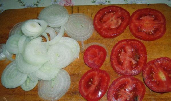 hacher l'oignon et les tomates