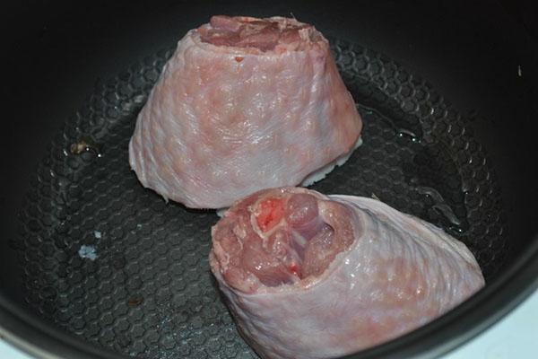 mettre des morceaux de viande en portions dans une mijoteuse