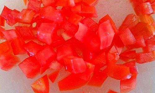 cortar los tomates en cubos