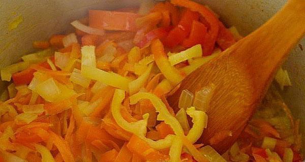 sofreír las cebollas, las zanahorias y los pimientos