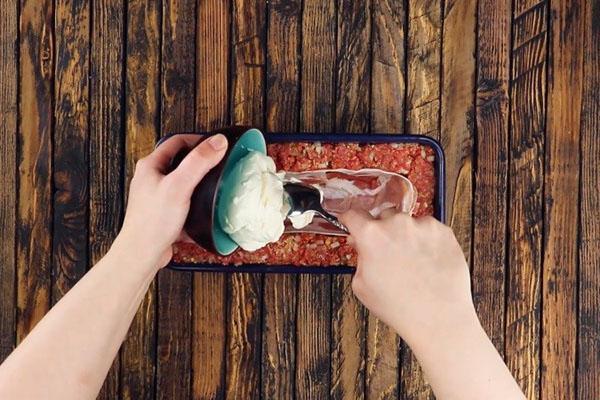 disposer le bacon et le fromage à la crème