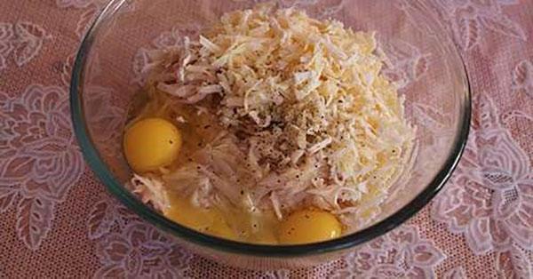 ajouter le fromage râpé et les œufs