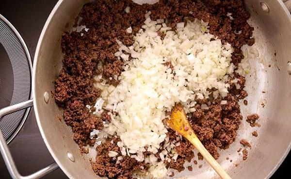 faire revenir la viande hachée avec les oignons