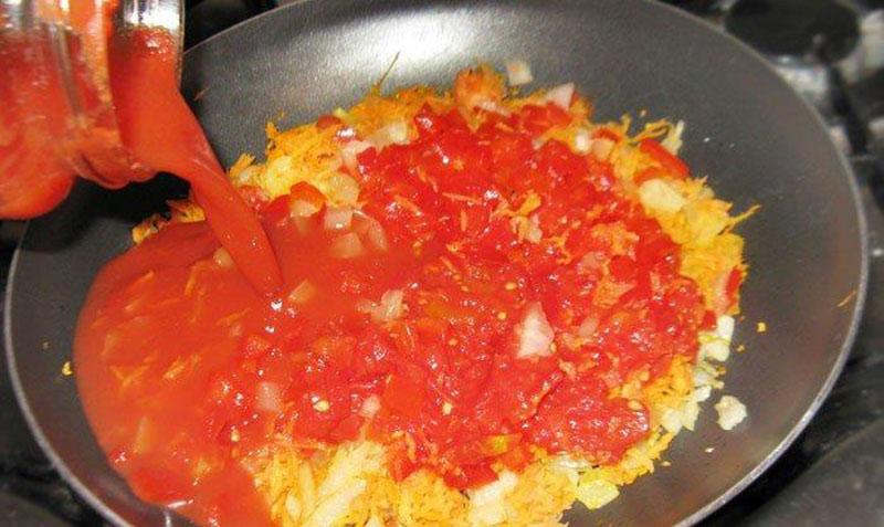 agregar pasta de tomate