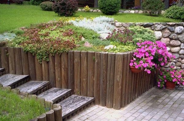 mur de soutènement en bois et pierre