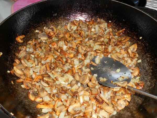 freír cebollas y champiñones