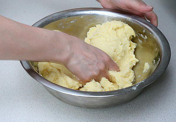 haciendo masa de papa