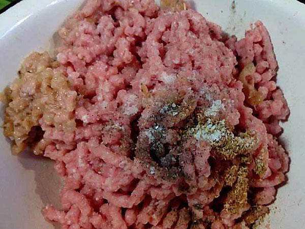 pimienta y sal la carne picada