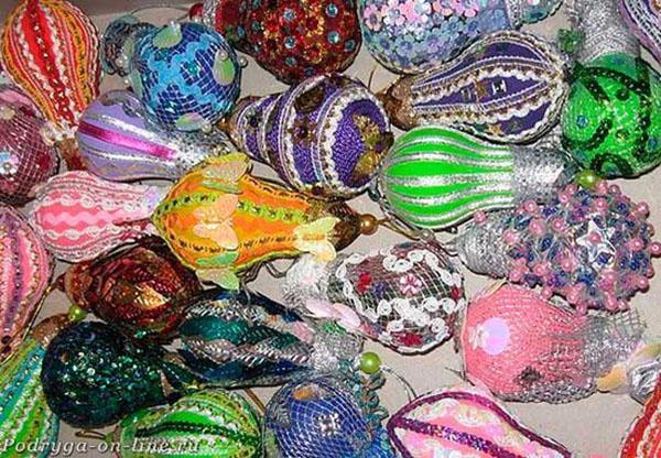 bombillas decoradas con lentejuelas, cuentas, cintas