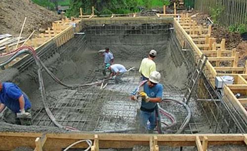 bétonnage de piscine avec béton hydraulique