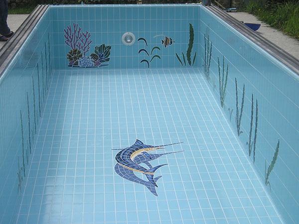 décoration de piscine avec des carreaux de céramique